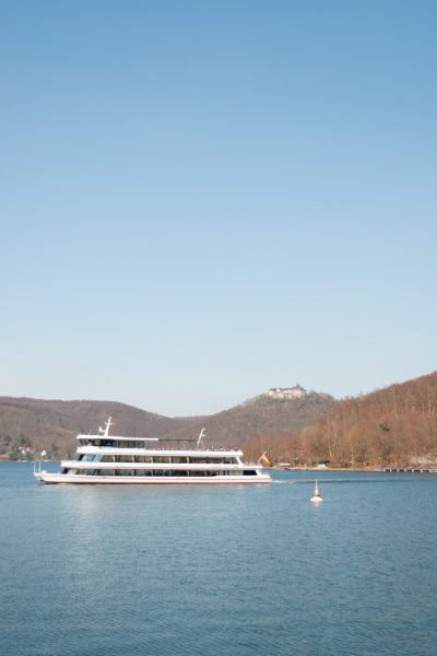 Schiff auf dem Edersee mit Terrassenhotel Edersee im Hintergrund